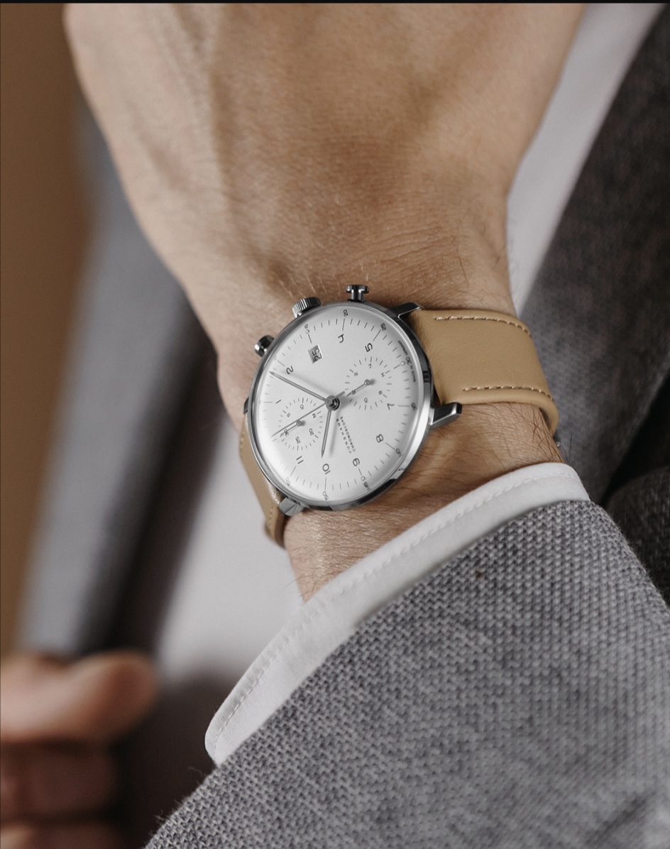 Bilekte Junghans Max Bill Chronoscope