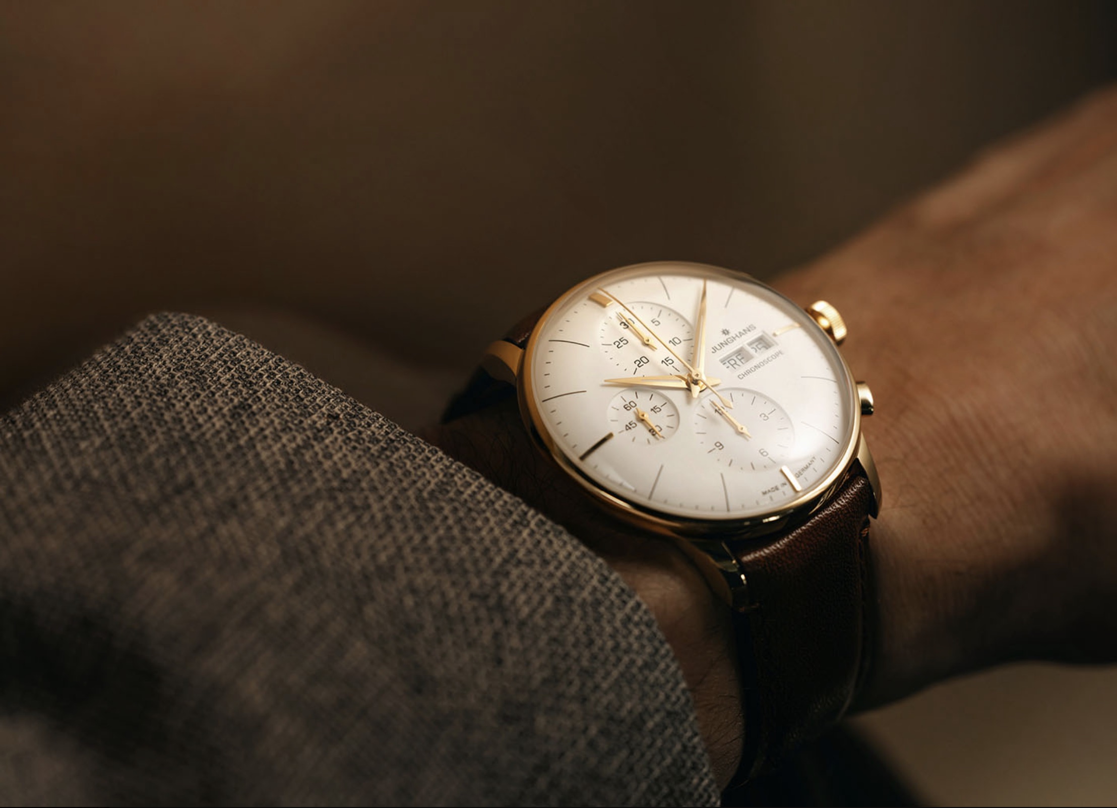 Bilekte altın tonlu Junghans Meister Chronoscope